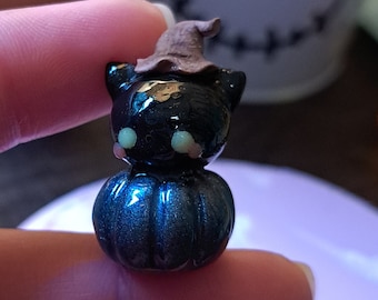 カボチャを持ったミニチュア黒猫、ポリマー粘土の黒猫、小さな猫の置物