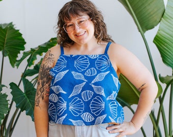 Julie Peach x Brooke Ciocco / Boxy Tank Top mit blauen Muscheln / Hand Block Gedruckt / Crop Top / Baumwolle + Leinen / Locker / Kobalt Blau / Handgemacht