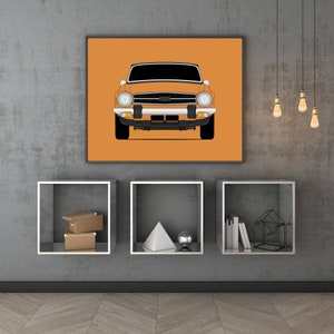 Pode incluir: Uma impress&atilde;o emoldurada de um carro laranja vintage com fundo branco. O carro est&aacute; de frente para o espectador e tem uma grade e far&oacute;is pretos. A impress&atilde;o est&aacute; pendurada em uma parede cinza com tr&ecirc;s prateleiras abaixo. As prateleiras est&atilde;o vazias, exceto por uma caixa na prateleira esquerda, uma pir&acirc;mide e uma esfera na prateleira do meio, e uma pilha de livros e uma moldura de arame na prateleira direita.