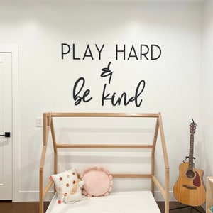 Jogue duro e seja gentil placa de parede, decoração de parede de sala de jogos, placas de sala de jogos, placa de escritório, decoração de escritório