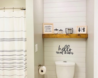 Décoration en bois Hello Sweet Cheeks : décoration murale humoristique pour la salle de bain