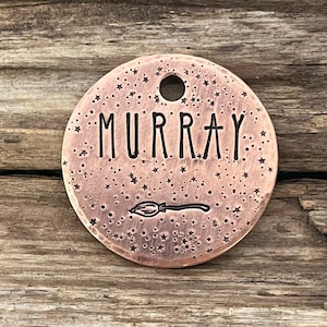 Placas de identificación para perros, placa de identificación, The Broomstick, placa de identificación personalizada, placa de identificación con estrellas, placa de identificación estampada a mano, placa de identificación personalizada