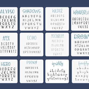 Op de afbeelding: Een verzameling van 10 alfabetschrifttypen, elk met een unieke naam, zoals "Calypso", "Shadows", "Wilder", "Wanderlust", "Apex", "Echo", "Moonbeam", "Dream", "Hero", "Peony", "Sparkly" en "Firefly". Elk schrifttype wordt weergegeven in een wit vierkant met een zwarte omtrek.