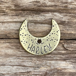 Placa de identificación para perros, Perseo, Luna, Estrellas, Estilo Cheshire, Placa para collar, Estampada a mano, Placas personalizadas, Identificación de mascota, 3,8 cm
