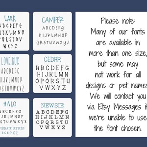 Peut inclure: Un tableau pr&eacute;sentant diff&eacute;rents styles de polices, chacun affichant l'alphabet. Les polices sont Lark, Camper, Love Bug, Cedar, Halo et Newsie. Sous le tableau, une note indique : "Veuillez noter : La plupart de nos polices sont disponibles en plusieurs tailles, mais certaines peuvent ne pas fonctionner pour tous les designs ou noms d'animaux. Nous vous contacterons via les messages Etsy si nous ne pouvons pas utiliser la police choisie."