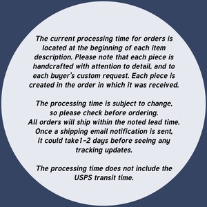 Peut inclure: Texte expliquant le d&eacute;lai de traitement des commandes. Le d&eacute;lai de traitement actuel des commandes est indiqu&eacute; au d&eacute;but de la description de chaque article. Veuillez noter que chaque pi&egrave;ce est fabriqu&eacute;e &agrave; la main avec soin et attention aux d&eacute;tails, et selon la demande personnalis&eacute;e de chaque acheteur. Chaque pi&egrave;ce est cr&eacute;&eacute;e dans l'ordre de r&eacute;ception. Le d&eacute;lai de traitement est susceptible de changer, veuillez donc v&eacute;rifier avant de commander. Toutes les commandes seront exp&eacute;di&eacute;es dans le d&eacute;lai indiqu&eacute;. Une fois qu'une notification par e-mail d'exp&eacute;dition est envoy&eacute;e, il peut s'&eacute;couler 1 &agrave; 2 jours avant de voir les mises &agrave; jour de suivi. Le d&eacute;lai de traitement n'inclut pas le d&eacute;lai de livraison de La Poste.