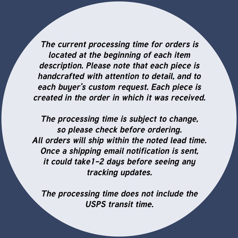 Peut inclure: Texte expliquant le d&eacute;lai de traitement des commandes. Le d&eacute;lai de traitement actuel des commandes est indiqu&eacute; au d&eacute;but de la description de chaque article. Veuillez noter que chaque pi&egrave;ce est fabriqu&eacute;e &agrave; la main avec soin et attention aux d&eacute;tails, et selon la demande personnalis&eacute;e de chaque acheteur. Chaque pi&egrave;ce est cr&eacute;&eacute;e dans l'ordre de r&eacute;ception. Le d&eacute;lai de traitement est susceptible de changer, veuillez donc v&eacute;rifier avant de commander. Toutes les commandes seront exp&eacute;di&eacute;es dans le d&eacute;lai indiqu&eacute;. Une fois qu'une notification par e-mail d'exp&eacute;dition est envoy&eacute;e, il peut s'&eacute;couler 1 &agrave; 2 jours avant de voir les mises &agrave; jour de suivi. Le d&eacute;lai de traitement n'inclut pas le d&eacute;lai de livraison de La Poste.