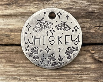 Placa de identificación para mascotas, placa para perros, placa para collar, placa con nombre, estampada a mano, estrellas, hongos, personalizada, The Luna Moth