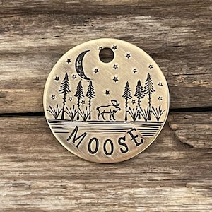 Dogtags, dogtags voor honden, dogtag met eland, de Maine Moose, pijnbomen, handgestempeld huisdier-ID-tag, gepersonaliseerd hondenpenning