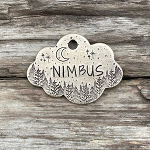 Placa de identificación con diseño de nube, estrellas, luna y árboles, personalizada, identificación de mascota, collar, tamaño mediano (3,18 x 3,81 cm)