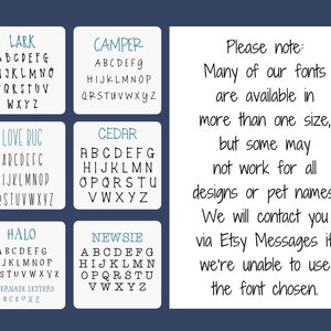 Op de afbeelding: Een tabel met verschillende lettertypen, die elk het alfabet tonen. De lettertypen zijn Lark, Camper, Love Bug, Cedar, Halo en Newsie. Onder de tabel staat een opmerking: "Let op: Veel van onze lettertypen zijn in meerdere formaten beschikbaar, maar sommige werken mogelijk niet voor alle ontwerpen of huisdiernamen. We nemen contact met je op via Etsy-berichten als we het gekozen lettertype niet kunnen gebruiken."