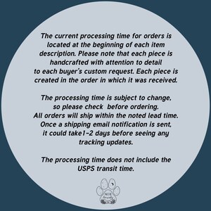 Puede incluir: Un c&iacute;rculo blanco con fondo azul que contiene texto sobre los tiempos de procesamiento de los pedidos. El texto indica que los pedidos son hechos a mano y que los tiempos de procesamiento est&aacute;n sujetos a cambios. El texto tambi&eacute;n indica que los tiempos de env&iacute;o no incluyen el tiempo de tr&aacute;nsito de USPS. El c&iacute;rculo tambi&eacute;n contiene un logotipo con una huella de pata y las palabras "Metal Grounds".