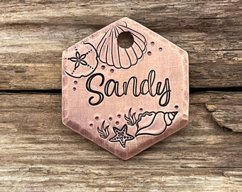 Placa de identificación para perros, placas para perros, océano, playa, conchas marinas, placa con nombre para mascota, placa de identificación para mascota, estampada a mano, personalizada, perro de agua, orilla del mar