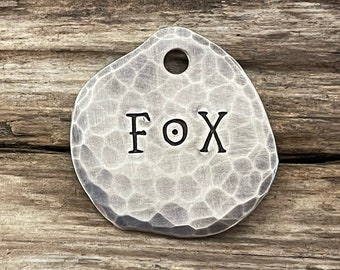 Placa de identificación para mascotas personalizada, estampada a mano, con textura martillada y duradera.