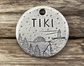 Placa de identificación para perros con diseño de faro, placas de identificación para perros, placa de identificación con luna y estrellas, placa de identificación para mascotas, placa de identificación personalizada para collar, placa estampada a mano, Moonlit Harbor