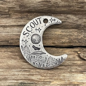 Placa de identificación con diseño de luna, estrellas, placa para collar de perro, estampada a mano, identificación personalizada para mascota, personalizada, luna llena, bosque, hongo, luna creciente