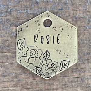 Placa de identificación para mascotas estampada a mano, placa de identificación para perros, placas de identificación para perros, flores, placa floral para mascotas, placa de identificación personalizada, rosa cardenal