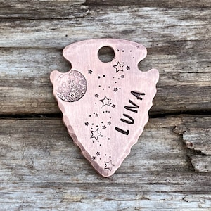 Etiqueta de identificación para mascotas, etiqueta para perro, etiqueta para collar de perro, etiqueta con nombre para mascota, etiqueta para perros, personalizada, etiqueta para perro con punta de flecha pequeña, The Nebula, 1 1/4” x 15/16”
