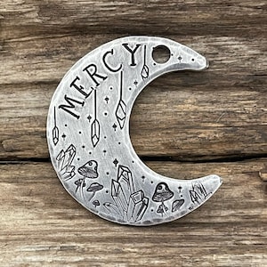 Placa de identificación de luna, cristales de hongo y estrellas, placa de identificación para collar de perro, estampada a mano, identificación personalizada para mascota, personalizada, luna creciente, placa de identificación para collar de perro