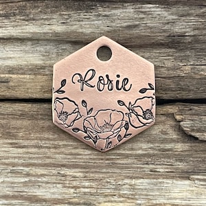 Amapola y vides, placa de identificación para perro, placa de identificación floral para perro, placa de identificación para mascota, placa de identificación para perro, placa de identificación para collar de perro, hecha a mano, personalizable, placa de identificación para perro estampada a mano