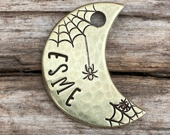 Dog Tags für Hunde, handgestempelt Haustiermarke, Hundemarke, Mond Dog Tag, Halsbandmarke, personalisiert, Haustiermarke, Katzenmarke, The Silk Moon