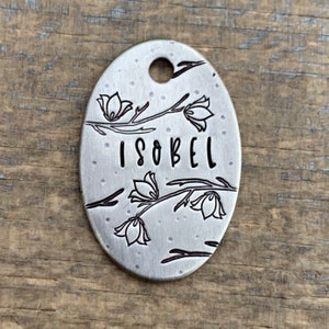 Placa de identificación para perros, campana con flores, placa de identificación personalizada, placas de identificación para perros, placa de identificación con flores, ovalada, placa de identificación para mascotas, placa de identificación personalizada para perros