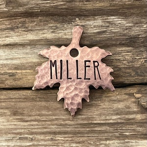 Ahornblatt Hundemarke, Geschenk für Tierliebhaber, Erkennungsmarken für Hunde, gehämmerte Textur, personalisierte Hundemarke, benutzerdefinierte Hundemarke, handgestempeltes Halsbandschild