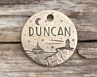 Placa de identificación para perros con diseño de faro, rompeolas, identificación de mascota, personalizada, estampada a mano, océano, agua, luna y estrellas, placa para collar.