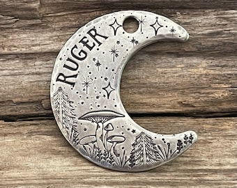 Mond Hund Marke, Mond Hundemarke mit Sternen, Hundehalsband Marke, Hand Gestempelt, personalisierte Haustier ID, Individuell, Pilz, Halbmond, The Woodlands