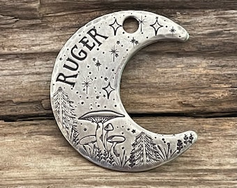 Moon Dog Tag, Moon Dog Tag met sterren, Dog Collar Tag, Hand gestempeld, gepersonaliseerde Pet ID, Custom, Mushroom, Crescent, The Woodlands, 1-1/2"