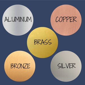 Peut inclure: Cinq &eacute;chantillons de m&eacute;tal ronds de diff&eacute;rentes couleurs et finitions&nbsp;: aluminium, cuivre, laiton, bronze et argent.