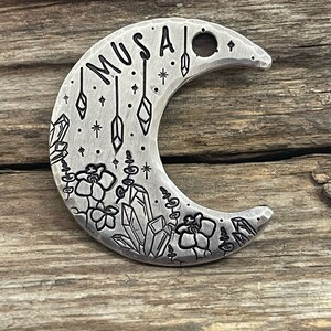 Placa de identificación lunar, placa para collar de perro, estampada a mano, identificación personalizada para mascota, personalizada, luna creciente, collar de perro, orquídea de cristal creciente, sabuesos de metal