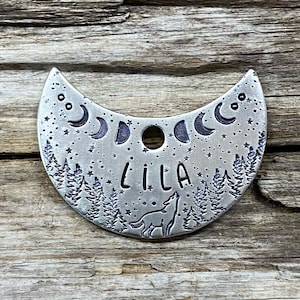 Placa de identificación para perros, "El Aullido de la Luna", estampada a mano, con fases lunares y lobo, personalizada, con agujero lateral, 3,8 cm
