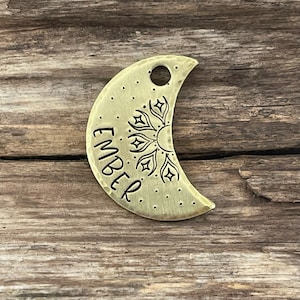 Placa de identificación para perros, placa de identificación con forma de luna, placa de identificación con estrellas, placa de identificación estampada a mano, placa de identificación personalizada, placa de identificación con forma de media luna bohemia.