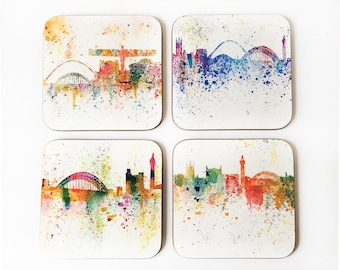 Ensemble de 4 sous-verres en bois, aquarelles représentant le pont Tyne, le pont du millénaire, les toits de Newcastle, l'ange du Nord, les éclaboussures de toon