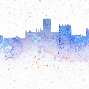 Peut inclure: Peinture &agrave; l'aquarelle d'un horizon de ville dans des tons de bleu et de violet sur un fond blanc. L'horizon est en silhouette sur le fond blanc et a un effet &eacute;clabouss&eacute;.