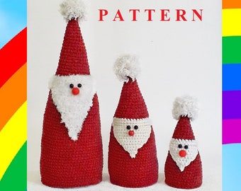 Puede incluir: Tres adornos de Papá Noel tejidos a crochet en diferentes tamaños. El Papá Noel más grande es rojo con barba blanca y un pompón rojo en su gorro. El Papá Noel del medio es rojo con barba blanca y un pompón blanco en su gorro. El Papá Noel más pequeño es rojo con barba blanca y un pompón blanco en su gorro. La palabra "PATTERN" está escrita en letras rojas en la parte superior de la imagen.