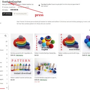 Puede incluir: Un juguete de crochet arco&iacute;ris con anillos, una cesta de crochet arco&iacute;ris anidada y una pir&aacute;mide de crochet arco&iacute;ris con anillos. Los juguetes est&aacute;n hechos de hilo y son perfectos para beb&eacute;s y ni&ntilde;os peque&ntilde;os. La imagen tambi&eacute;n incluye una superposici&oacute;n de texto que dice "PATR&Oacute;N descarga instant&aacute;nea".