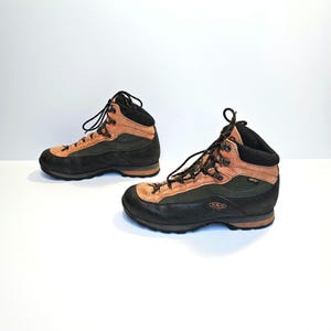 Men\'s Brown and Black Hiking Boots 10.5 Genuine Leather Waterproof Y2K Vintage Mens VTG 2000s Timberland 10.5 Brown Leather Hiking Mountain  main image 2