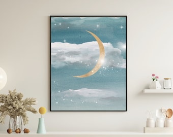 Puede incluir: Una impresión artística enmarcada que presenta una luna creciente dorada contra un cielo nublado turquesa y blanco con estrellas brillantes. La obra de arte tiene un marco negro, creando una escena celestial serena para cualquier interior.