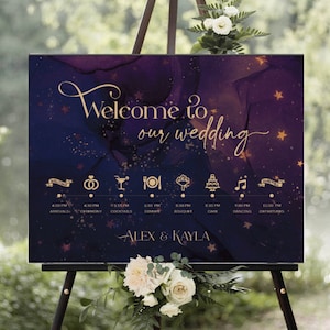 Può includere: Un cartello di benvenuto per matrimoni su un cavalletto, con uno sfondo blu scuro e viola e testo dorato. Il cartello dice "Benvenuti al nostro matrimonio" e include un programma degli eventi. Sono visualizzati anche i nomi "Alex & Kayla".