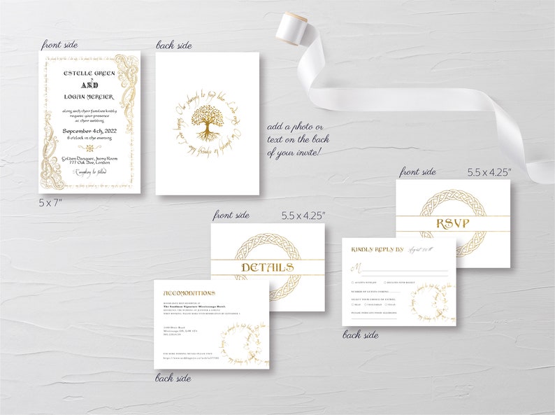 Może przedstawiać: Zestaw białych zaproszeń ślubnych ze złotymi akcentami. Gł&oacute;wne zaproszenie ma wymiary 12.7 x 17.8 cm, z mniejszymi kartami RSVP i szczeg&oacute;łami. Projekt zawiera celtyckie wzory węzł&oacute;w oraz imiona Estelle Green i Logan Mercier.