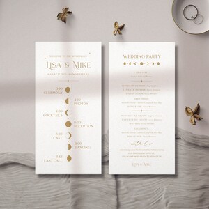 Puede incluir: Elegante suite de invitación de boda con fondo crema y texto dorado. El panel izquierdo enumera los detalles de la boda, incluidos los nombres Lisa & Mike, la fecha y el horario. El panel derecho enumera el cortejo nupcial y el oficiante.