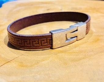 Bracelet homme en cuir marron et fermoir agenté mat. Cadeau pour homme.