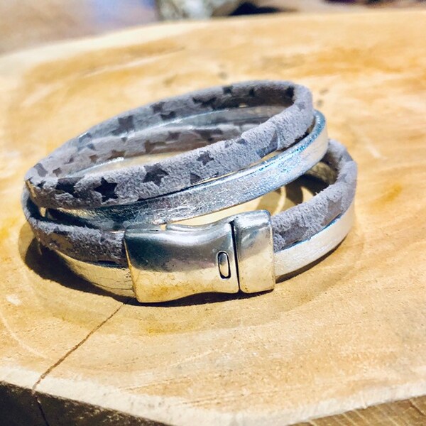 Bracelet double tour manchette en cuir gris et argent. Bracelet étoiles.