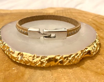 Bracelet en cuir beige pour femme.