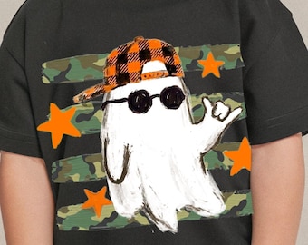 Fantasma camuflado PNG, estampa para camiseta de Halloween infantil, fantasma com boné xadrez, óculos de sol e estrelas, download digital para crianças na temporada assustadora.
