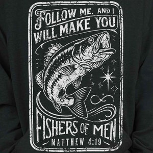 Könnte beinhalten: Schwarzer Hoodie mit einem weißen Grafikdruck eines Fisches und dem Text "Follow me, and I will make you fishers of men - Matthew 4:19".