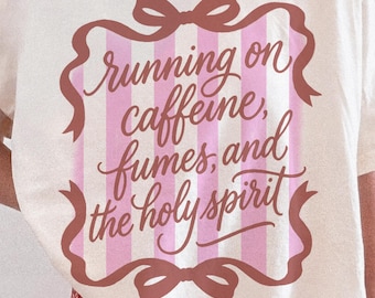 Corriendo sobre vapores de cafeína y el Espíritu Santo PNG, diseño divertido de sublimación cristiana, camiseta de café de fe PNG, camiseta de mamá de iglesia