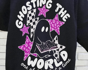 Ghosting the World PNG, Maglietta di Halloween per amanti dei libri, Fantasma che legge, Un colpo di scena alla volta, Download digitale spettrale a tema libri